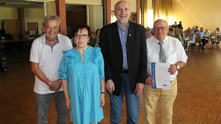 Für herausragende Verdienste um den Sozialverband VdK Bayern und langjährige treue Mitarbeit wurden ausgezeichenet (von links): Willi Paulus (zehn Jahre), Ortsvorsitzende Elvira Kahnt, Hartmut Stiller (30 Jahre) undMax G. Michelsen (30 Jahre). Für herausragende Verdienste um den Sozialverband VdK Bayern und langjährige treue Mitarbeit wurden ausgezeichenet (von links): Willi Paulus (zehn Jahre), Ortsvorsitzende Elvira Kahnt, Hartmut Stiller (30 Jahre) undMax G. Michelsen (30 Jahre).