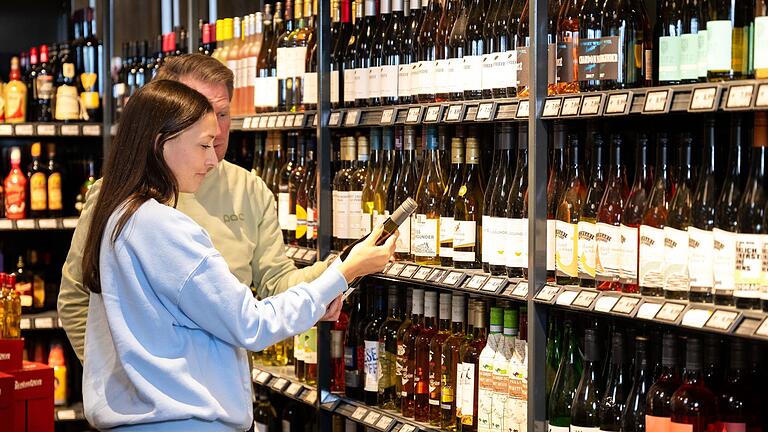 Ein Paar kauft im Supermarkt ein - Trotz dem höheren Aufwand, der beim An- und Ausbau von Bioweinen betrieben wird, müssen Verbraucher nur geringfügig mehr für sie zahlen. Ein Paar kauft im Supermarkt ein - Trotz dem höheren Aufwand, der beim An- und Ausbau von Bioweinen betrieben wird, müssen Verbraucher nur geringfügig mehr für sie zahlen.