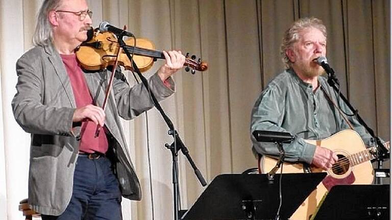 Männer und Musik des Friedens: Bei der Celtic night im Kurzentrum sanden Jean-Pierre Rudolph und Tommy Sands ihre Botschaften aus. Männer und Musik des Friedens: Bei der Celtic night im Kurzentrum sanden Jean-Pierre Rudolph und Tommy Sands ihre Botschaften aus.
