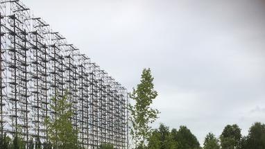 Duga 3: Die 1973 in Bau genommenen Radaranlage von 150 m Höhe und 700 m Breite, die schon damals bis zur Inbetriebnahme 1976 Kosten in Höhe von 7 Milliarden Rubel in Anspruch nahm. (Vergleich 1976 – 1 Rubel entsprach 1 US-Dollar). Mit einer Reichweite von bis zu 15 000 km beklagten viele Menschen weltweit, dass das auf Kurzwelle gesendete Signal erheblich Radiosender störte. Auch hier erfolgte nach der Katastrophe die Stilllegung der Anlage. Duga 3: Die 1973 in Bau genommenen Radaranlage von 150 m Höhe und 700 m Breite, die schon damals bis zur Inbetriebnahme 1976 Kosten in Höhe von 7 Milliarden Rubel in Anspruch nahm. (Vergleich 1976 – 1 Rubel entsprach 1 US-Dollar). Mit einer Reichweite von bis zu 15 000 km beklagten viele Menschen weltweit, dass das auf Kurzwelle gesendete Signal erheblich Radiosender störte. Auch hier erfolgte nach der Katastrophe die Stilllegung der Anlage.