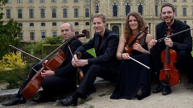 Das Hofgarten Quartett mit Jérôme Huy und Alina Riegel (Violine) sowie Martin Kiefl (Viola) und Frieder Ziemendorf (Violoncello).