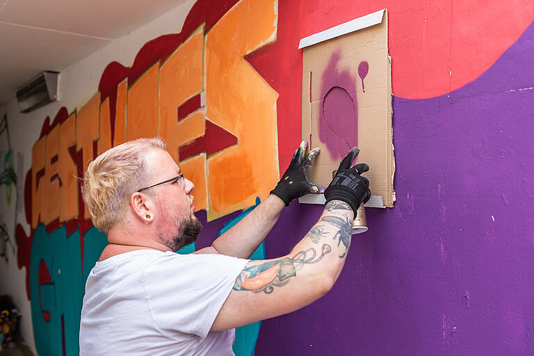 Jugendliche setzen mit mit Graffitis eine Zeichen gegen Rassismus.&nbsp;