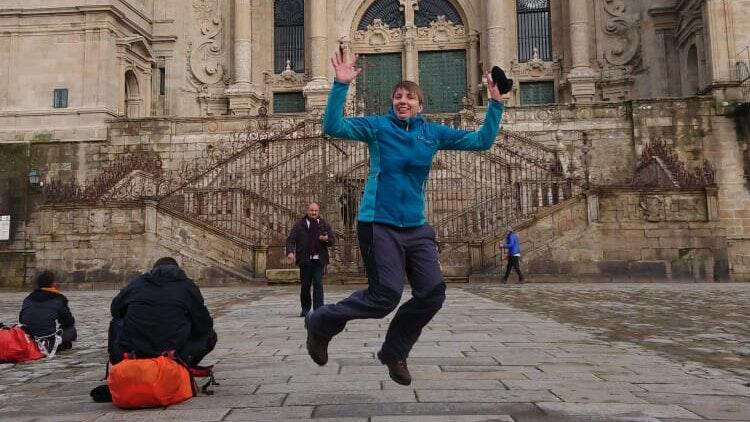 Glücklich angekommen am Ziel des Jakobswegs in Santiago de Compostela: Kathrin Hippeli macht einen Luftsprung vor der Kathedrale. Glücklich angekommen am Ziel des Jakobswegs in Santiago de Compostela: Kathrin Hippeli macht einen Luftsprung vor der Kathedrale.