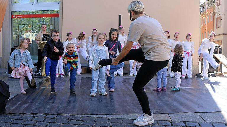 Das 14. Rama Dama in der Schweinfurter Innenstadt:  Vor dem Rathaus begeisterte die Tanzschule Pelzer mit ihrem Programm für Groß und Klein.