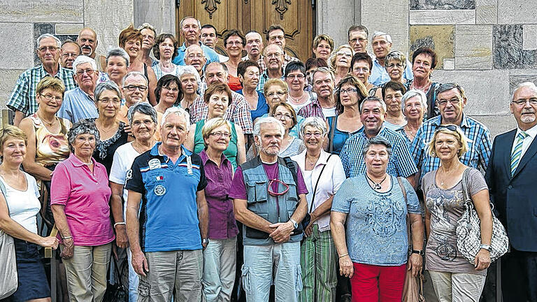 Dresden und die Sächsische Schweiz besucht - (mk) Auf Einladung des Obernburger CSU-Bundestagsabgeordneten Wolfgang Zöller hat eine 50-köpfige Gruppe aus dem Wahlkreis Main-Spessart und Miltenberg an einem viertägigen Ausflug nach Dresden teilgenommen. Zu den Höhepunkten gehörte neben einem Stadtrundgang, einer Führung durch die Gemäldegalerie „Alte Meister“, einer Andacht in der Frauenkirche, dem Besuch der Pfunds-Molkerei, auch eine Führung durch das Grüne Gewölbe. Ein Tagesausflug führte die Unterfranken in die Sächsische Schweiz unter anderem zur Festung Königstein und zur Bastei Bad Schandau. Bereits bei der Anreise hatte die Gruppe der Porzellanmanufaktur in Meißen einen Besuch abgestattet. Abends gesellte sich Wolfgang Zöller zur Reisegruppe, um mit den Fahrtteilnehmern angeregt über aktuelle politische Themen zu diskutieren.Foto: Büro Zöller Dresden und die Sächsische Schweiz besucht - (mk) Auf Einladung des Obernburger CSU-Bundestagsabgeordneten Wolfgang Zöller hat eine 50-köpfige Gruppe aus dem Wahlkreis Main-Spessart und Miltenberg an einem viertägigen Ausflug nach Dresden teilgenommen. Zu den Höhepunkten gehörte neben einem Stadtrundgang, einer Führung durch die Gemäldegalerie „Alte Meister“, einer Andacht in der Frauenkirche, dem Besuch der Pfunds-Molkerei, auch eine Führung durch das Grüne Gewölbe. Ein Tagesausflug führte die Unterfranken in die Sächsische Schweiz unter anderem zur Festung Königstein und zur Bastei Bad Schandau. Bereits bei der Anreise hatte die Gruppe der Porzellanmanufaktur in Meißen einen Besuch abgestattet. Abends gesellte sich Wolfgang Zöller zur Reisegruppe, um mit den Fahrtteilnehmern angeregt über aktuelle politische Themen zu diskutieren.Foto: Büro Zöller