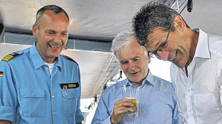 Nagelprobe: Beim Grillfest an Bord zeigten drei Protagonisten der Patenschaft, wie gut sie mit Hammer und Nagel umgehen können: stellvertretender Kapitän Rolf von Bebern, Generalkonsul a. D. Wolfgang Vorwerk und Landrat Thomas Schiebel (von links). Nagelprobe: Beim Grillfest an Bord zeigten drei Protagonisten der Patenschaft, wie gut sie mit Hammer und Nagel umgehen können: stellvertretender Kapitän Rolf von Bebern, Generalkonsul a. D. Wolfgang Vorwerk und Landrat Thomas Schiebel (von links).