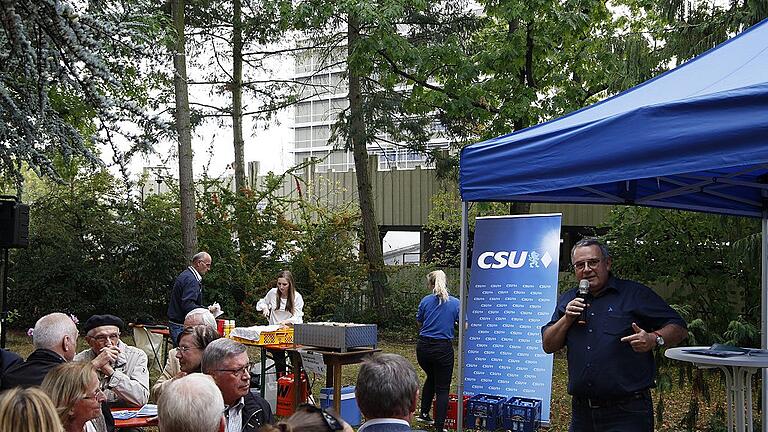 CSU vor Ort: Der Ortsverband Schweinfurt Stadt der Christsozialen lud Anwohner am Leopoldina-Krankenhaus zu einer Informationsveranstaltung, was mit dem maroden Parkhaus in den nächsten Jahren geplant ist.