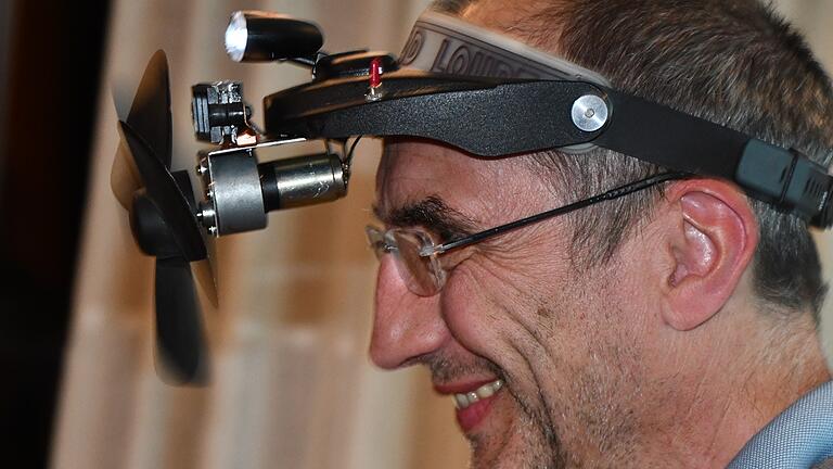 Im Auftrag von Tüftler Peter Fischer präsentierte Herbert Heinisch ein Patent für Wanderfreunde. Es kühlt bei Hitze und wärmt bei Kälte. Dies wollte Kassier Matthias Müller gleich einmal testen.