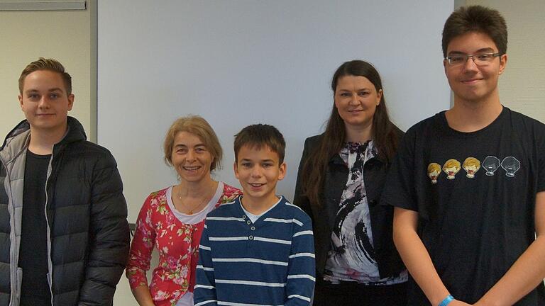 Die Schüler Daniel, Justin und Marko vom Rhön-Gymnasium Bad Neustadt besuchten die Fraunhofer-Talent-School „Medien und Technologie“ in Ilmenau und nahmen vier Tage an Workshops teil. Mit ihnen freuen sich Schulleiterin Kerstin Vonderau und Oberstudienrätin Silvia Joachim (rechts).