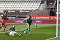 Der zweite Streich: Ex-Rothose Rico Benatelli trifft gegen Torhüter Fabian Giefer und die Würzburger Kickers zum 2:0 für St. Pauli.