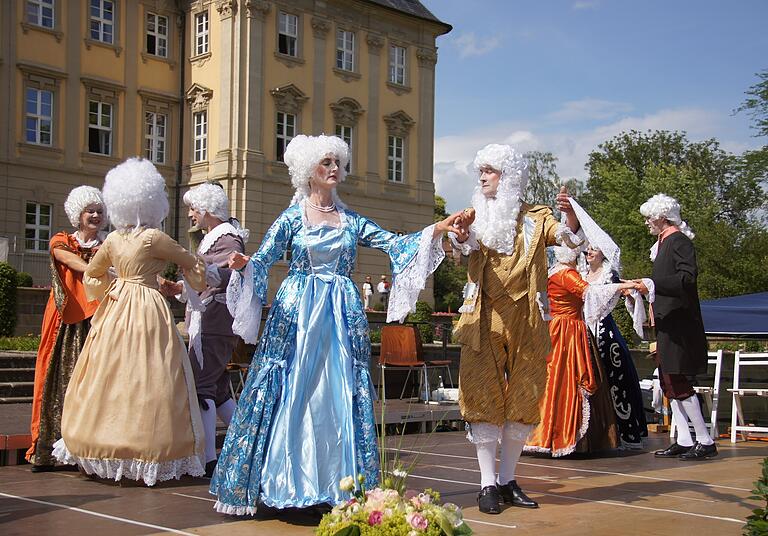 Tänzer aus der Zeit des Barock lassen das 17. Jahrhundert lebendig werden.
