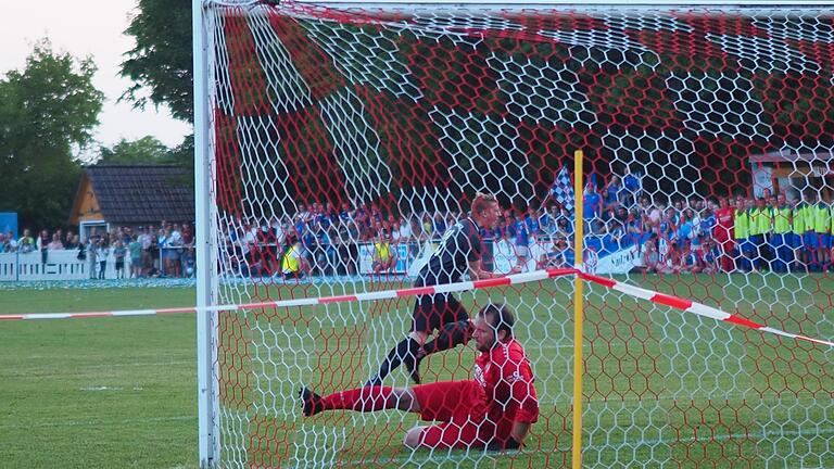 Sven Bötsch verwandelt hier den entscheidenden Elfer gegen Sulzthals Keeper Felix Neder.       -  Sven Bötsch verwandelt hier den entscheidenden Elfer gegen Sulzthals Keeper Felix Neder.