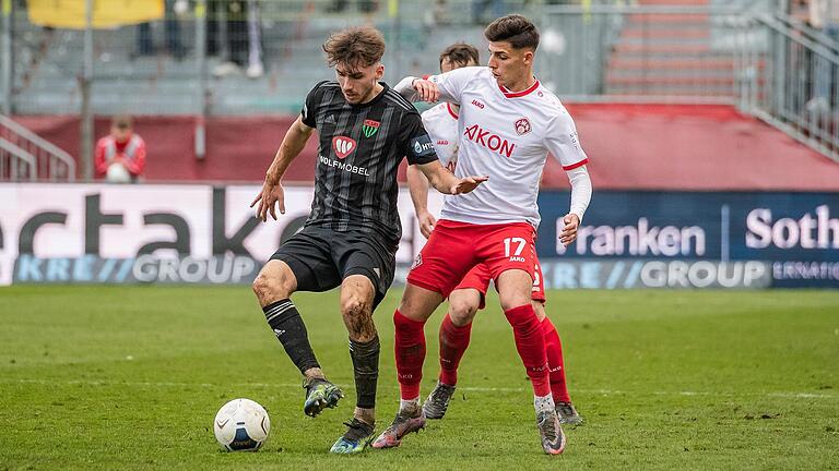 Ivan Franjic (17) von den Würzburger Kickers im Zweikampf mit Pascal Moll (9) vom 1. FC Schweinfurt. Die beiden sind künftig Mannschaftskollegen. Ivan Franjic (17) von den Würzburger Kickers im Zweikampf mit Pascal Moll (9) vom 1. FC Schweinfurt. Die beiden sind künftig Mannschaftskollegen.