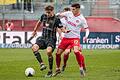 Ivan Franjic (17) von den Würzburger Kickers im Zweikampf mit Pascal Moll (9) vom 1. FC Schweinfurt. Die beiden sind künftig Mannschaftskollegen.