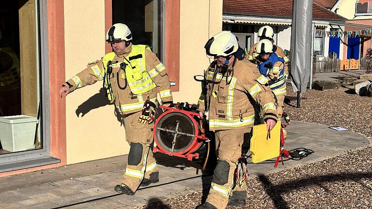 Die Feuerwehr setzte Belüftungsgeräte ein, um die Kohlenmonoxid-Belastung im Gebäude zu reduzieren. Die Feuerwehr setzte Belüftungsgeräte ein, um die Kohlenmonoxid-Belastung im Gebäude zu reduzieren.