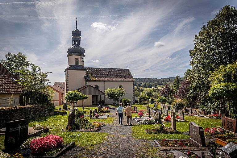 Erste Station in Willmars - der Friedhof: Der kleine Anbau der Kirche - die Leichenhalle - ist für Hermann Ammon und Klaus Spyra 'der erste Ort des Grauens'. Erste Station in Willmars - der Friedhof: Der kleine Anbau der Kirche - die Leichenhalle - ist für Hermann Ammon und Klaus Spyra 'der erste Ort des Grauens'.