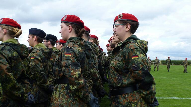Ein großer Moment: Soldatinnen und Soldaten sind zur Vereidigung angetreten. Ein großer Moment: Soldatinnen und Soldaten sind zur Vereidigung angetreten.