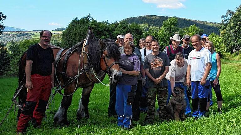 Beim Schlussfoto zeigten sich alle Teilnehmer sehr zufrieden über die Naturschutzmaßnahme.