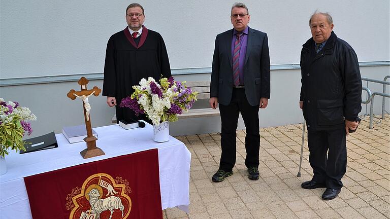 Das Foto zeigt (von links) Vertrauensmann Edmund Mix, Prediger Axel Wolfarth und Altbürgermeister Gottfried Schaller beim letzten Gottesdienst der LKG am Mehrgenerationenplatz in Haag. Das Foto zeigt (von links) Vertrauensmann Edmund Mix, Prediger Axel Wolfarth und Altbürgermeister Gottfried Schaller beim letzten Gottesdienst der LKG am Mehrgenerationenplatz in Haag.