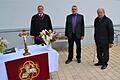 Das Foto zeigt (von links) Vertrauensmann Edmund Mix, Prediger Axel Wolfarth und Altbürgermeister Gottfried Schaller beim letzten Gottesdienst der LKG am Mehrgenerationenplatz in Haag.