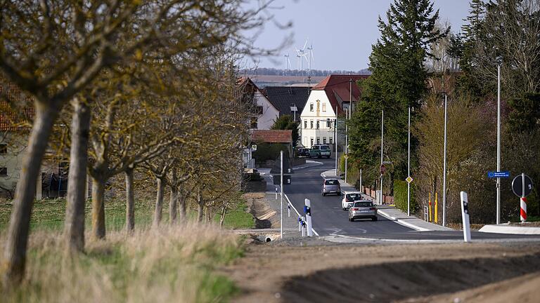 Blick auf die neue Ortsdurchfahrt in Gadheim: Täglich rollen gut 7500 Fahrzeuge durch den geographischen Mittelpunkt der EU.&nbsp; 14 Monate war die wichtige Verbindungsstraße in den nördlichen Landkreis Würzburg für&nbsp; Bauarbeiten gesperrt.