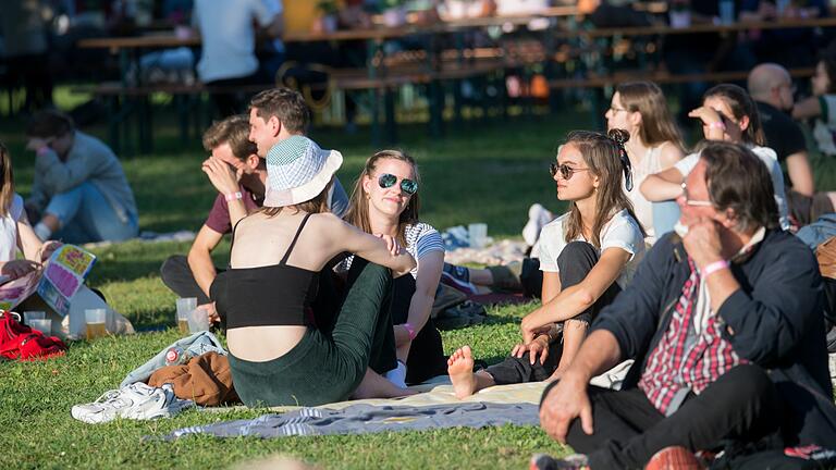 Bereits in den vergangenen Jahren, wie hier 2021 hat sich das Sonnnenbrille und Hut tragen unter den Feierenden etabliert.