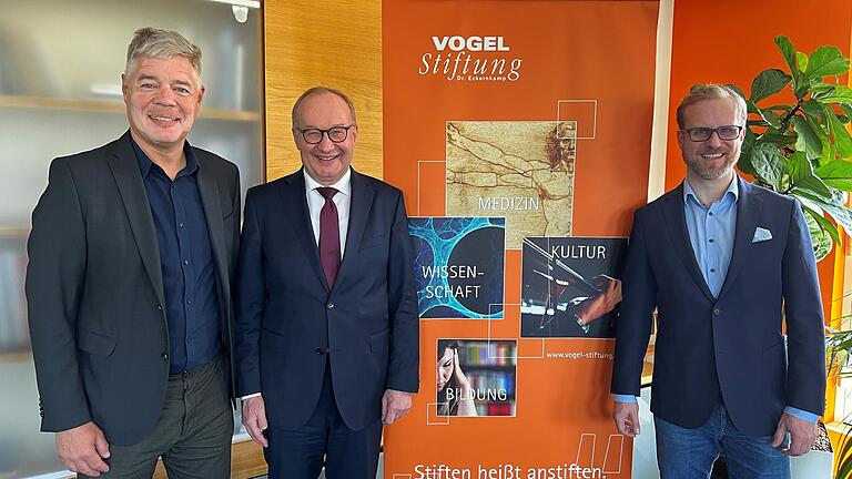 Stiftungsvorsitzender Gunter Schunk, Prof. Dr. Hermann Einsele und Prof. Dr. Michael Hudecek (beide Uniklinik) bei der Spendenübergabe. Stiftungsvorsitzender Gunter Schunk, Prof. Dr. Hermann Einsele und Prof. Dr. Michael Hudecek (beide Uniklinik) bei der Spendenübergabe.