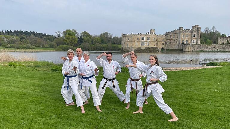 Die Teilnehmer des TSV Tauberbischofsheim beim Europa-Lehrgang des japanischen Karate-Verbands in England vLnR: Sabine Zipf, Schlatt, Simone Fochler, Christian Hühn, Moritz Mühlbauer, Pia Götzelmann. Die Teilnehmer des TSV Tauberbischofsheim beim Europa-Lehrgang des japanischen Karate-Verbands in England vLnR: Sabine Zipf, Schlatt, Simone Fochler, Christian Hühn, Moritz Mühlbauer, Pia Götzelmann.
