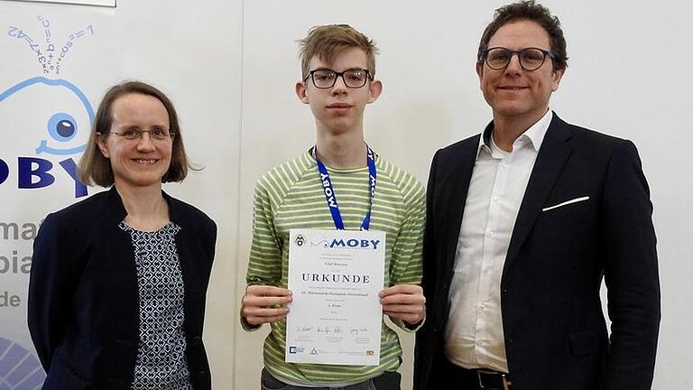 Husynin Vlad, 1. Preis (10. Klasse Wirsberg Gymnasium Würzburg) mitUni-Vizepräsidentin Anja Schlömerkemper und Würzburgs Bürgermeister Martin Heilig. Husynin Vlad, 1. Preis (10. Klasse Wirsberg Gymnasium Würzburg) mitUni-Vizepräsidentin Anja Schlömerkemper und Würzburgs Bürgermeister Martin Heilig.