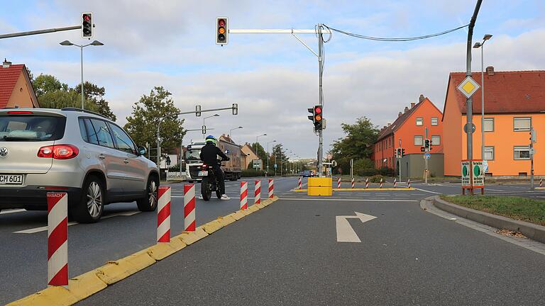 Die Rechtsabbiegespuren an den Ampeln in der Kitzinger Siedlung bleiben auch künftig gesperrt. Profitieren sollen Autofahrer und Fußgänger. Die Rechtsabbiegespuren an den Ampeln in der Kitzinger Siedlung bleiben auch künftig gesperrt. Profitieren sollen Autofahrer und Fußgänger.
