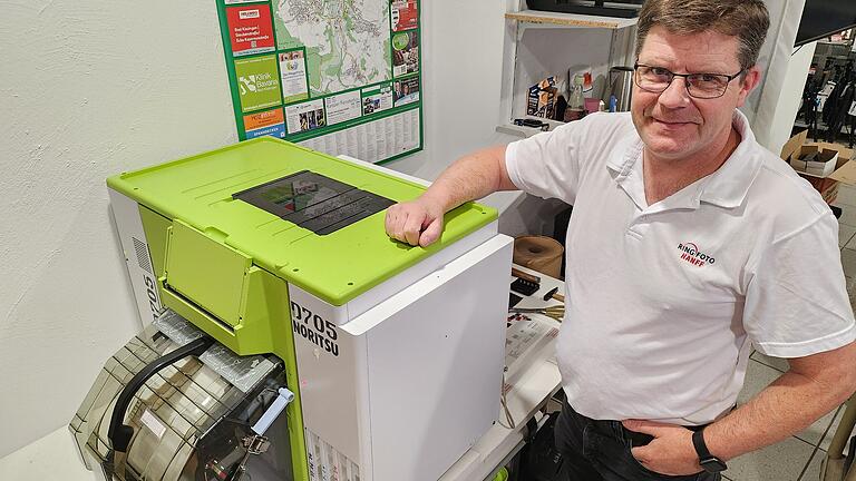 Mit seinem Hochleistungsdrucker ist Steffen Hirschmann schneller als eine Bestellung im Netz.       -  Mit seinem Hochleistungsdrucker ist Steffen Hirschmann schneller als eine Bestellung im Netz.