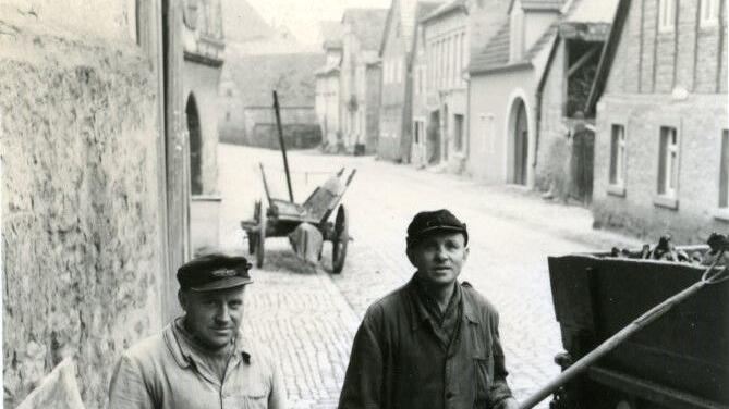 März 1960: Iphöfer Männer räumen den Karner und bringen die menschlichen Knochen und Schädel mit einem Fuhrwerk aus der Stadt. Andreas Brombierstäudl hält das Geschehen mit seiner Kamera fest (im Bild links Franz Ruft, daneben Ernst Kristof).