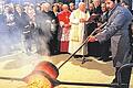 Tradition: Papst Johannes Paul II. leitete persönlich, in den 90er Jahren, einmal den &bdquo;heiligen Ritus der Fusion&ldquo; in der Glockengießerei.