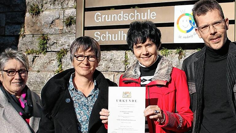 Die Kitzinger St. Hedwig-Schule wurde mit dem Schulprofil Inklusion ausgezeichnet. Die Sonderpädagoginnen Angela Nusko, Sabine Held sowie die stellvertretende Schulleiterin Andrea Lorey und Schulleiter Klaus Aschrich (von links) arbeiten eng mit Kollegium und Eltern zusammen, damit die Inklusion gelingt. Die Kitzinger St. Hedwig-Schule wurde mit dem Schulprofil Inklusion ausgezeichnet. Die Sonderpädagoginnen Angela Nusko, Sabine Held sowie die stellvertretende Schulleiterin Andrea Lorey und Schulleiter Klaus Aschrich (von links) arbeiten eng mit Kollegium und Eltern zusammen, damit die Inklusion gelingt.