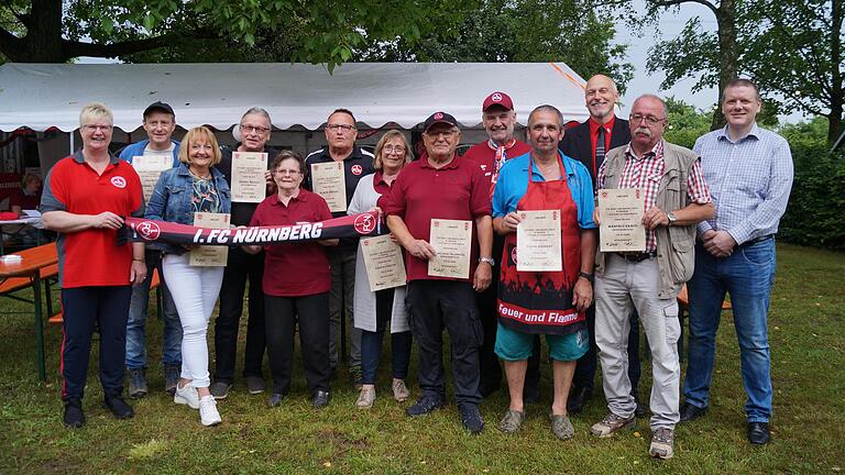 Einige der Geehrten zusammen mit Heike Joos (Vorsitzende des Gerolzhöfer Fanclubs/links), Jochen Bregel (Ehrenvorsitzender/Vierter von links), Erich Servatius (Stellvertretender Bürgermeister von Gerolzhofen/Dritter von rechts) und Aufsichtsratsmitglied beim FCN, Christian Ehrenberg (rechts). Einige der Geehrten zusammen mit Heike Joos (Vorsitzende des Gerolzhöfer Fanclubs/links), Jochen Bregel (Ehrenvorsitzender/Vierter von links), Erich Servatius (Stellvertretender Bürgermeister von Gerolzhofen/Dritter von rechts) und Aufsichtsratsmitglied beim FCN, Christian Ehrenberg (rechts).