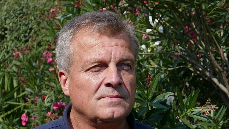 Agraringenieur Helmut Döhler aus Untermerzbach möchte die Ställe revolutionieren. Er hat ein System entworfen, das bei der Schweinehaltung Mist und Gülle vermeidet und die Emission von Schadstoffen deutlich reduziert. Agraringenieur Helmut Döhler aus Untermerzbach möchte die Ställe revolutionieren. Er hat ein System entworfen, das bei der Schweinehaltung Mist und Gülle vermeidet und die Emission von Schadstoffen deutlich reduziert.