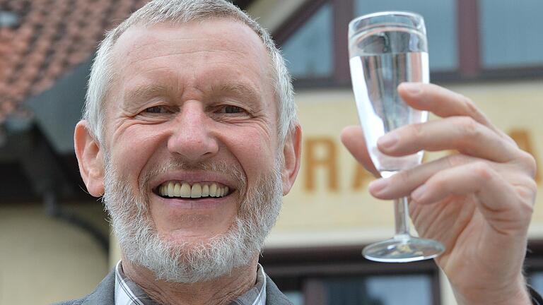 Waldemar Bug (ÖDP) legte sein Mandat im Kreistag nieder. Unser Bild entstand 2013, als er noch Bürgermeister war und sein Glas auf die Schuldenfreiheit der Gemeinde erhob.
