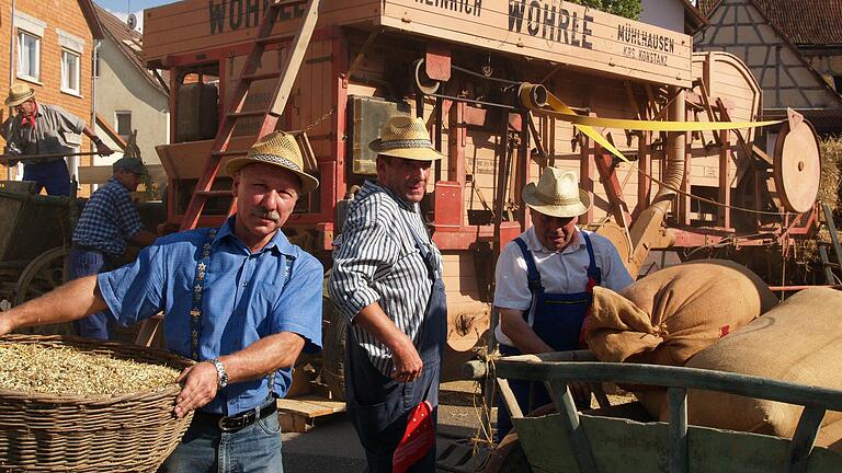 Vorgänger der Mähdrescher war die Dreschmaschine. In einem Arbeitsgang wurde die Spreu vom Weizen getrennt und das Stroh gepresst. Das Bild der historischen Dreschmaschine entstand beim Brauchtumsfest 2011 in Wargolshausen. Vorgänger der Mähdrescher war die Dreschmaschine. In einem Arbeitsgang wurde die Spreu vom Weizen getrennt und das Stroh gepresst. Das Bild der historischen Dreschmaschine entstand beim Brauchtumsfest 2011 in Wargolshausen.