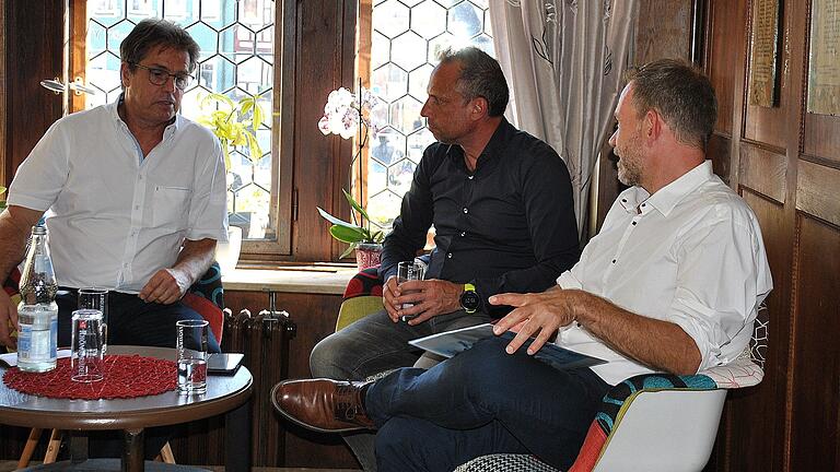 Wasser-Talk im Schlundhaus: Bayerns Umweltminister Thorsten Glauber nahm im September 2023 Stellung, neben ihm BBV-Ortsobmann Mathias Klöffel (links) und Moderator Frank Helmerich.