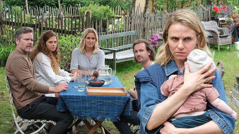 88937-0-11.jpg       -  'Lena Lorenz' 2024: Wer sind die Darsteller in Staffel 10? Lena Lorenz (Judith Hoersch, M.) versucht, zwischen zwei Ehepaaren zu vermitteln.
