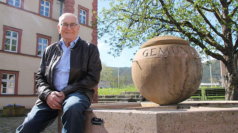 Gemündens Ehrenbürger Hubert Schuster, hier auf dem von ihm entworfenen Brunnen im Hof des Huttenschlosses.