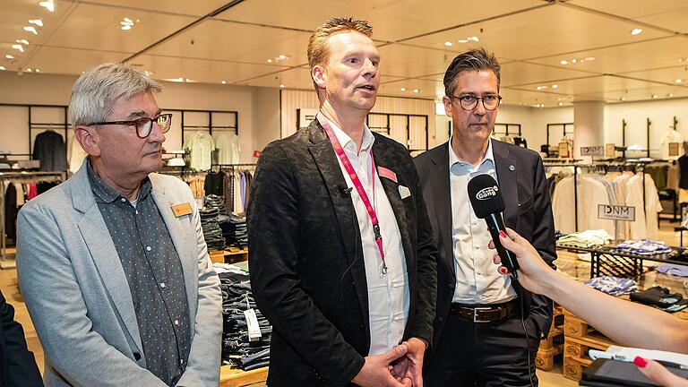 Galeria Würzburg-Betriebsrat Siegfried Fichna, Filialleiter André Tworowski und OB Christian Schuchardt am 7. Juni bei der Verkündung des Fortbestandes vom Warenhaus in Würzburg. Galeria Würzburg-Betriebsrat Siegfried Fichna, Filialleiter André Tworowski und OB Christian Schuchardt am 7. Juni bei der Verkündung des Fortbestandes vom Warenhaus in Würzburg.