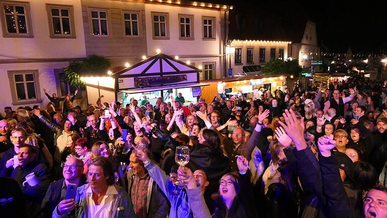 'Die Hände zum Himmel' heißt es an den drei Festtagen des Zeiler Weinfestes, wenn unter anderem auf der Hauptbühne am Marktplatz verschiedene Bands aufspielen.