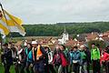 Mit wehenden Kirchenfahnen pilgerten am Freitag die Hammelburger Vierzehnheiligen-Wallfahrer von Hesselbach kommend über Humprechtshausen (im Bild) zum Etappenziel nach Ebern.
