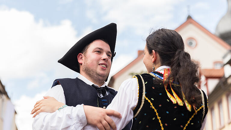 Am Samstag den 10.08.2019 gaben traditionelle Musik- und Tanzgruppen am Marktplatz in Marktheidenfeld den Auftakt zum Festzug zur 71. Laurenzi Messe.