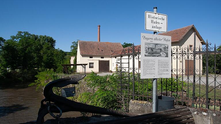 Im Marktstefter Stadtrat warb Bürgermeister Thomas Reichert dafür, den Umbau des alten Hafens mit der unter anderem geplanten Umweltstation des Landkreises Kitzingen weiter zuversichtlich voranzutreiben. Im Marktstefter Stadtrat warb Bürgermeister Thomas Reichert dafür, den Umbau des alten Hafens mit der unter anderem geplanten Umweltstation des Landkreises Kitzingen weiter zuversichtlich voranzutreiben.