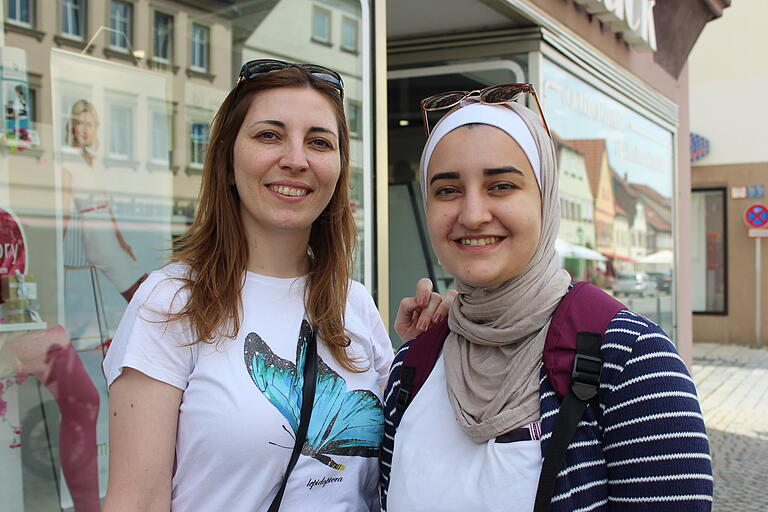 Roxanna Ibrahim aus Haßfurt (links) und Fatima Khalil planen das 9-Euro Ticket für Ausflüge in der Region zu nutzen. Roxanna Ibrahim aus Haßfurt (links) und Fatima Khalil planen das 9-Euro Ticket für Ausflüge in der Region zu nutzen.