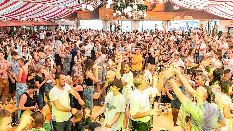 Der Stimmung im Kiliani-Festzelt tat das Verbot des Ballermann-Hits 'Leyla' am Tag nach der Verkündung keinen Abbruch. Der Stimmung im Kiliani-Festzelt tat das Verbot des Ballermann-Hits 'Leyla' am Tag nach der Verkündung keinen Abbruch.