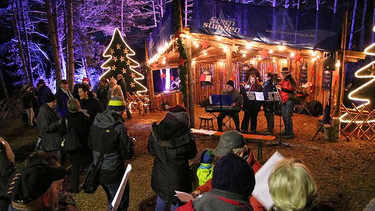 Mitten im Wald: Der Veranstaltungsort der Leinacher Waldweihnacht macht das Ambiente einzigartig. Mitten im Wald: Der Veranstaltungsort der Leinacher Waldweihnacht macht das Ambiente einzigartig.