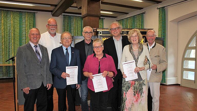 Im Rahmen des Festaktes zum 25-jährigen Bestehen wurden verdiente Mitglieder der Fördervereins &bdquo;Orgelbaumuseum Schloss Hanstein&rdquo; geehrt. Hierzu gratulierten Bürgermeister Ulrich Waldsachs (vorne links) und Museumsleiter Jörg Schindler-Schwabedissen (hinten links).